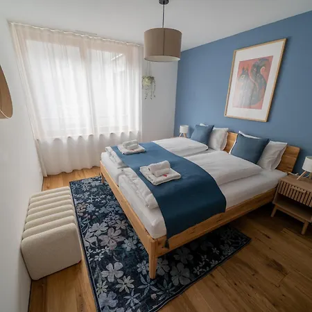 Apartment Chez Squirrel - Downtown, Hiking, Biking, Skiing *